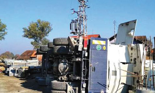 Срушио се кран на електромрежу